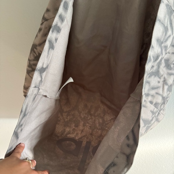 Alo Shopper Tote Grey Tie Dye One Size - Picture 7 of 9
